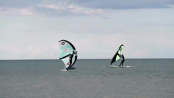 Сучасний Водний Спорт Гідрофольга Їде Океану Використовуючи Крило Силу Вітру — стокове відео