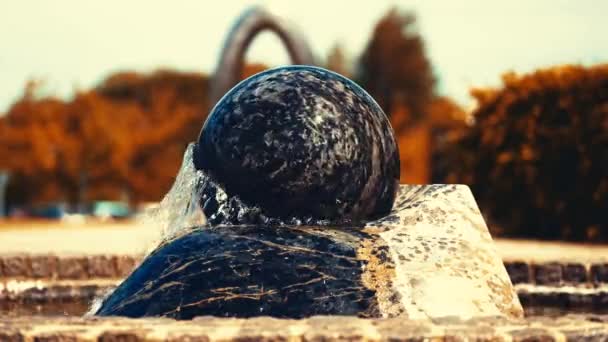 Fountain Form Ball Summers Day Slow Motion Transparent Currents Splashes — Stock Video