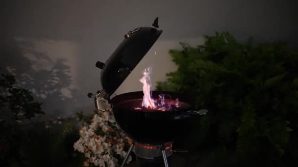 Płonący Grill Widok Góry Przygotowanie Grilla Płonące Brykiety Węgla Drzewnego — Wideo stockowe