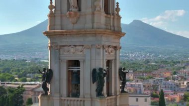 Pompei 'deki Bartolo Meydanı' ndaki kilise Pompei 'deki Kutsal Bakire Tapınağı İtalya' daki Pompei Tespihi, Pompei 'deki Mabet, Pompei Napoli' deki Napoli 'deki Pompei, Vezüv volkanı kraterinin yanındaki Vezüv yanardağı.