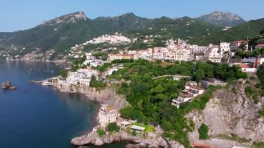 Amalfitana, Salerno, İtalya 'daki Vietnam konsolosu Mare' nin panoramik görüntüsü, Meta di Sorrento 'dan Vietnam konsolosu Mare' ye kadar uzanan Salerno ili 'nin İtalya kıyı yoludur. 