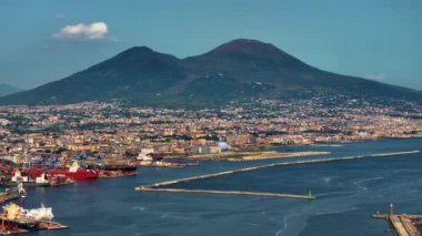  Napoli, İtalya 'daki Castel Nuovo ve Castel Sant' Elmo kalelerinin havadan görünüşü, Napoli 'nin yukarıdan manzarası, İtalya, Avrupa. Yukardan bakıldığında, gün batımı Vezüv Denizi panoramik, Napoli havası
