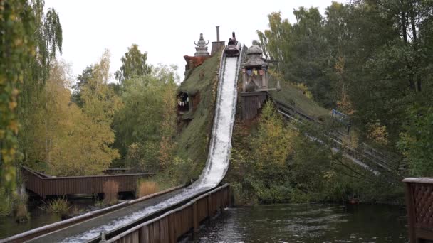 Battrupholtve Nimtofte Danmark 2022 Crush Water Water Roller Coaster Amusement — Vídeo de stock