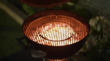 Izgarayı yakıyorum. Yukarıdan bak. Izgara hazırlığı. Mangal ızgarasında yanan kömür kömürleri, mangal partisi için ısıtılan kömür. Lezzetli sıcaklık, mısırla kızartma süreci. 