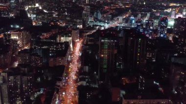 Kiev şehir merkezinin hava aracı görüntüsü. Gece Kenti Kyiv. Kiev 'in merkezinde modern bir bölge. Şehir ışıkları. Avrupa Şehri 'nin Gece Havadan Görünümü Arabalardan Aydınlanmış Işıkla