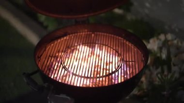 Izgarayı yakıyorum. Yukarıdan bak. Izgara hazırlığı. Mangal ızgarasında yanan kömür kömürleri, mangal partisi için ısıtılan kömür. Lezzetli sıcaklık, mısırla kızartma süreci. 