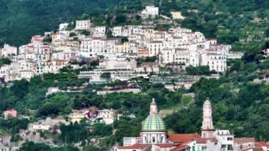 Amalfitana, Salerno, İtalya 'daki Vietnam konsolosu Mare' nin panoramik görüntüsü, Meta di Sorrento 'dan Vietnam konsolosu Mare' ye kadar uzanan Salerno ili 'nin İtalya kıyı yoludur. 