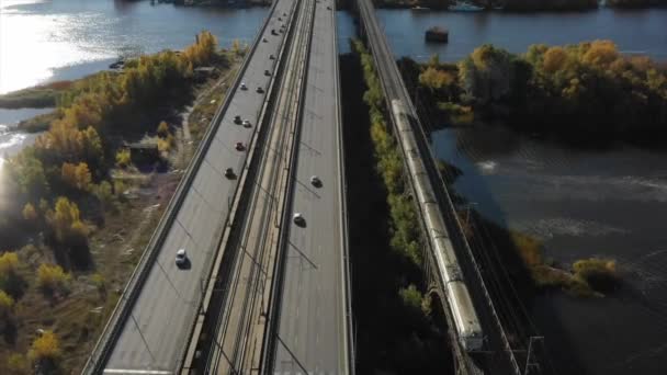 Flygdrönare Video Bro Modern Bil Och Gamla Järnvägsbroar Kiev Kiev — Stockvideo
