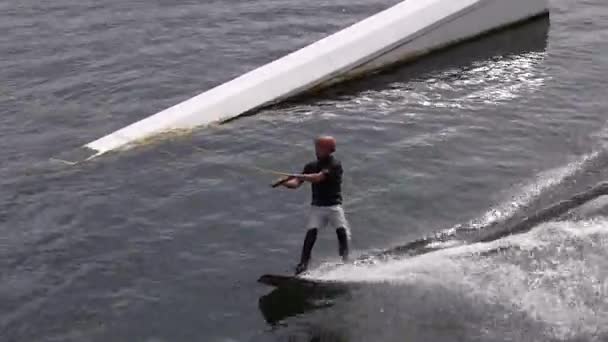 Wakeboardcu Parktaki Kablolu Açık Havada Suyla Aşırı Haşır Neşir Suda — Stok video