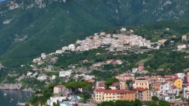 Amalfitana, Salerno, İtalya 'daki Vietnam konsolosu Mare' nin panoramik görüntüsü, Meta di Sorrento 'dan Vietnam konsolosu Mare' ye kadar uzanan Salerno ili 'nin İtalya kıyı yoludur. 