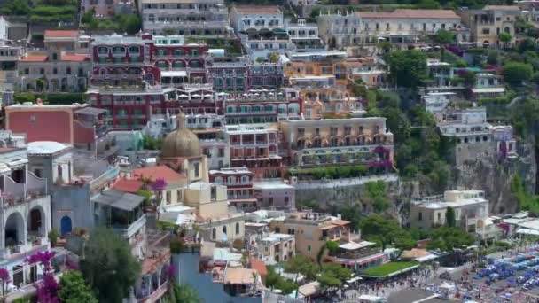 ポジターノ アマルフィ海岸の観光地 イタリア ポジターノの緑豊かなジューシーな植物を通して見られるティレニア海沿岸のカラフルな家の空中ビューは ナポリの大都市圏の村です — ストック動画
