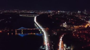 Kiev şehir merkezinin hava aracı görüntüsü. Gece Kenti Kyiv. Kiev 'in merkezinde modern bir bölge. Şehir ışıkları. Avrupa Şehri 'nin Gece Havadan Görünümü Arabalardan Aydınlanmış Işıkla