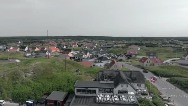 Danimarka Nın Yeşil Arazisinde Köydeki Evlerin Havadan Çekilmiş Görüntüleri Deniz — Stok video