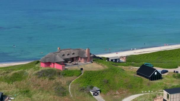 デンマーク グリーンランドスケープバイ諸島 デンマークの村での家屋の空中撮影 高級家屋の景色は海の近くに位置し 海のカラフルな家を持つ伝統的なスカンジナビアの村 — ストック動画