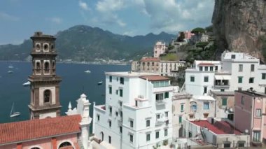 Atrani 'nin Amalfi Sahili' ndeki ünlü sahil köyünün hava manzarası. İtalya 'nın Campania bölgesindeki Salerno ilinin Amalfi kıyısındaki küçük Atrani kasabası. Amalfi kıyısındaki Atrani kasabası, İtalya.