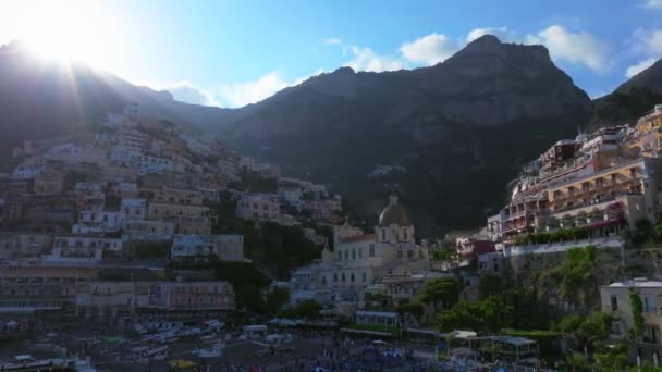 Positano Matkailukohde Amalfin Rannikolla Italiassa Ilmakuva Värikkäitä Taloja Tyrrhenanmeren Rannikolla — kuvapankkivideo