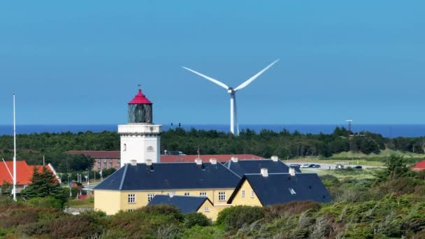 ライトハウス ノースユトランド デンマーク ヨーロッパの航空写真 デンマークの海岸の灯台 北海上空中 ファームランドとウィンドミル エアロ デンマーク 海岸近くの家を見る — ストック動画