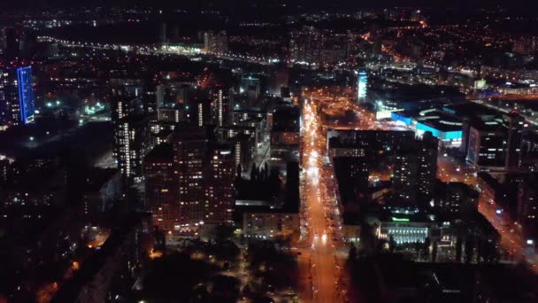 夜のキエフ市内中心部の空飛ぶドローンビュー ナイトシティキエフ キエフの中心部に近代的なエリア シティライト 夜のヨーロッパの都市の空中ビュー 車から照らされた光 — ストック動画