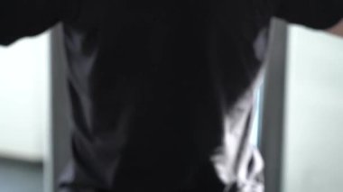 Modern ekipmanlarla spor salonunda çalışan, spor salonunda makineyle çalışan biri. Spor salonunda spor yapan yakışıklı bir adam, vücut geliştirici, kişisel antrenör ya da ağır demirle çalıştırıcı. 