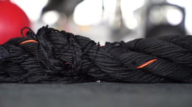 Fitness savaş halatı depoyu terk etti. Eski fabrikanın içinde yapılan spor salonunda çalışan sert bir adam. Spor, egzersiz, spor, spor, egzersiz, sağlık, fit, spor, yaşam tarzı, sağlıklı kulüp,