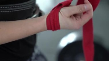 Ağırlık kaldıran ağırlık kaldıran vücut geliştiren kız spor salonu, halter kız beden eğitimi, spor kadın antrenmanı. Genç bir kadın spor salonundaki aynanın önünde spor aletleriyle eğilim gösteriyor. 