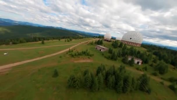 Fpv Opuštěná Radarová Stanice Pamír Karpatech Výzkumná Stanice Vrcholu Hory — Stock video