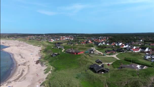 デンマーク グリーンランドスケープバイ諸島 デンマークの村での家屋の空中撮影 高級家屋の景色は海の近くに位置し 海のカラフルな家を持つ伝統的なスカンジナビアの村 — ストック動画