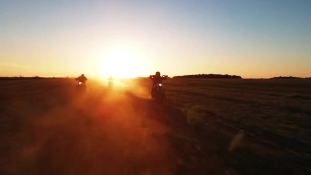 一群骑摩托车的人骑着摩托车穿过田野 欣赏着人们的景色 骑着摩托车在夕阳西下 自由快乐地穿过乡间小路 享受着夏天的快乐 朋友们也喜欢骑复古自行车 — 图库视频影像