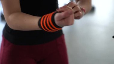 Fitness kızı halter vücut geliştirme çok çalışma, Deltoid sineği antrenman aleti spor spor aleti spor aleti, ağırlık makinesi, spor aletleri, spor salonunda kelebek makinesi, sporcu 