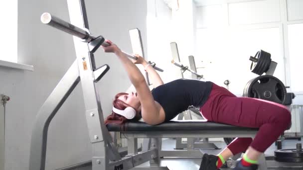 Fitness Kızı Halter Vücut Geliştirme Çok Çalışma Deltoid Sineği Antrenman — Stok video