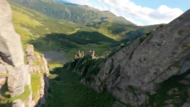 FPV, Karpat dağlarındaki Spitz dağının kayalık zirvesi, Spitz dağlarındaki sihir, Ukrayna Karpat Dağları. Çernogorski sırtında büyük taşlı keskin kayalar., 