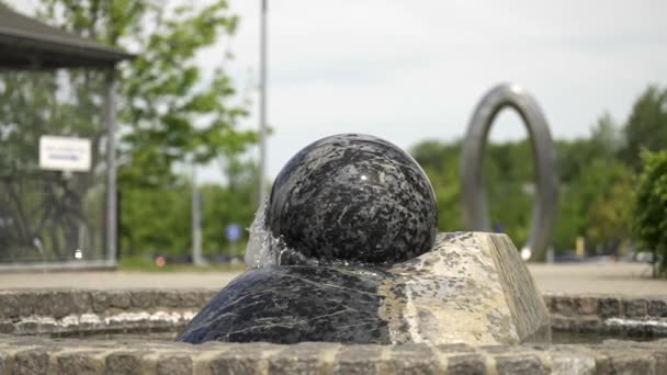 Ein Springbrunnen Form Eines Balls Einem Sommertag Zeitlupe Transparente Strömungen — Stockvideo