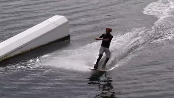 Passeio Wakeboarder Wakeboard Cabo Parque Extremo Livre Água Atleta Surf — Vídeo de Stock