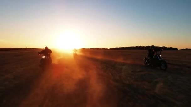 Bir Grup Motosikletçi Sahada Geziyor Insanların Manzarası Gün Batımına Doğru — Stok video