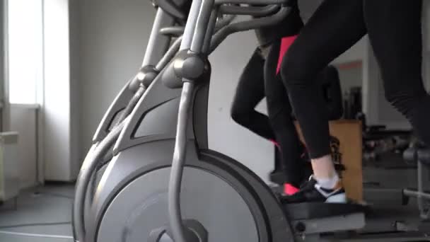 Entrenamiento Mujer Stepper Cinta Correr Gimnasio Club Fitness Vista Lateral — Vídeo de stock