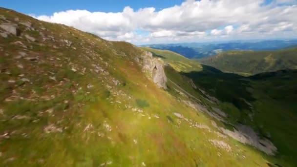カルパティア山脈のスピッツ山脈 山の魔法 ウクライナのカルパティア山脈の美しいピークの美しい景色 チェルノゴルスキーの尾根に大きな石が付いている鋭い岩 — ストック動画