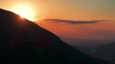 Sihirli sabah doğumu bulutların arasında uçmak güneş batımı gökyüzü güneşli çevre ormanı seyahat sahnesi, doğa arka plan, dağlarda gün doğumu, gökyüzü