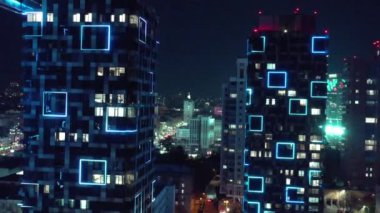 Kiev şehir merkezinin hava aracı görüntüsü. Gece Kenti Kyiv. Kiev 'in merkezinde modern bir bölge. Şehir ışıkları. Avrupa Şehri 'nin Gece Havadan Görünümü Arabalardan Aydınlanmış Işıkla