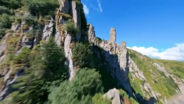 カルパティア山脈のスピッツ山脈 山の魔法 ウクライナのカルパティア山脈の美しいピークの美しい景色 チェルノゴルスキーの尾根に大きな石が付いている鋭い岩 — ストック動画