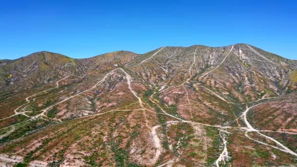 アメリカ合衆国の山々の素晴らしいカラフルなパノラマ空中ドローンビュー 距離のピークと砂漠の風景 アメリカの旅行者 ルックアウトマウンテン上を飛ぶ — ストック動画