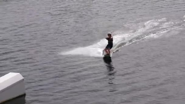 Wakeboarder Rijden Kabel Wakeboard Park Outdoor Extreme Het Water Surfen — Stockvideo