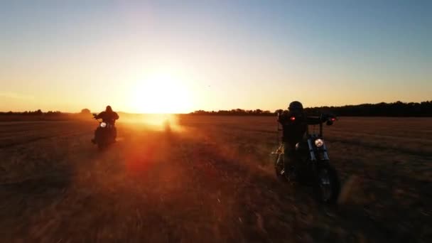 Grupa Motocyklistów Jeździ Polu Widok Ludzi Jazda Motocyklu Zachodu Słońca — Wideo stockowe
