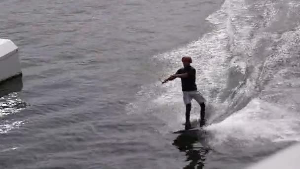 Wakeboarder Lovagolni Kábel Wakeboard Parkban Szabadtéri Extrém Vízen Szörfözés Sportoló — Stock videók