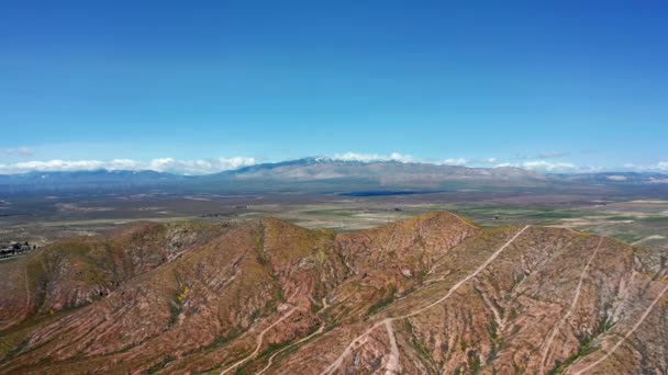 令人惊叹的五彩斑斓的美国高山全景无人驾驶飞机景观 远眺山峰和沙漠风景 美国旅行者 飞越观光山 — 图库视频影像