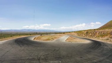 Üst hava görüşlü profesyonel sürücü asfalt yolda sürüklenen araba, otomobil ve otomotiv yarış arabası soyut asfalt yol lastiği izi üzerinde sürükleniyor..