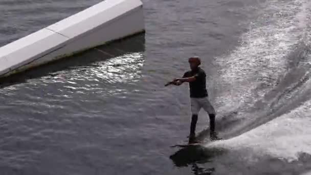 Wakeboarder Jeździć Wakeboardzie Kablowym Parku Outdoor Ekstremalne Wodzie Surfing Sportowiec — Wideo stockowe