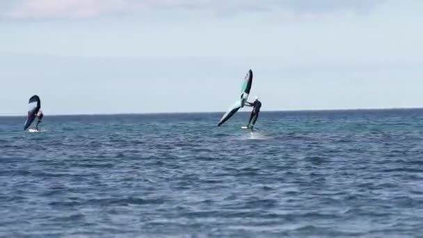 Сучасний Водний Спорт Гідрофольга Їде Океану Використовуючи Крило Силу Вітру — стокове відео