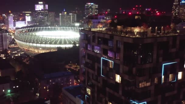 夜のキエフ市内中心部の空飛ぶドローンビュー ナイトシティキエフ キエフの中心部に近代的なエリア シティライト 夜のヨーロッパの都市の空中ビュー 車から照らされた光 — ストック動画