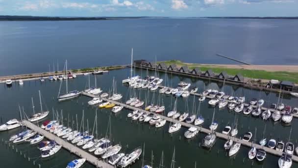 Лодки Припаркованные Заливе Парковка Дорогих Яхт Дании Высокоугловой Вид Лодки — стоковое видео