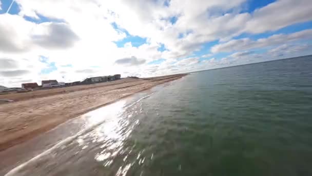 Fpv Klitmoller Yumuşak Dalgalar Sihirli Kumsalda Muhteşem Mavi Danimarka Avrupa — Stok video
